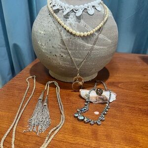 A 6 piece Vintage jewelry lot!  Necklaces and ring